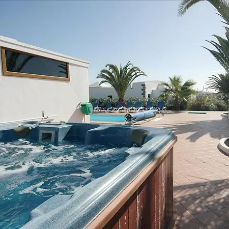 Playa Del Blanca - A Delightful 4 Bedroom - Hot Tub - Walking Distance To The Beach Βίλα *