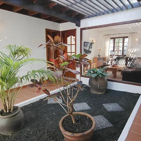 Playa Del Blanca - A Delightful 4 Bedroom - Hot Tub - Walking Distance To The Beach Βίλα *