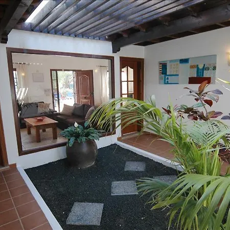 Playa Del Blanca - A Delightful 4 Bedroom - Hot Tub - Walking Distance To The Beach Πλάγια Μπλάνκα
