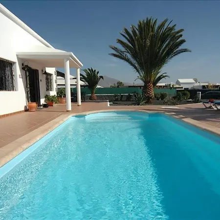 Βίλα Playa Del Blanca - A Delightful 4 Bedroom - Hot Tub - Walking Distance To The Beach *