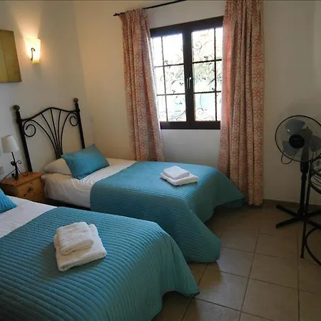 Playa Del Blanca - A Delightful 4 Bedroom - Hot Tub - Walking Distance To The Beach Βίλα Πλάγια Μπλάνκα