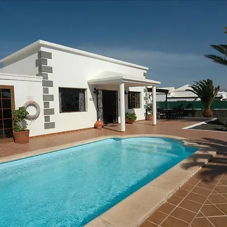 Playa Del Blanca - A Delightful 4 Bedroom - Hot Tub - Walking Distance To The Beach Βίλα Πλάγια Μπλάνκα