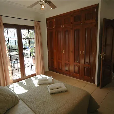 Playa Del Blanca - A Delightful 4 Bedroom - Hot Tub - Walking Distance To The Beach Βίλα Πλάγια Μπλάνκα