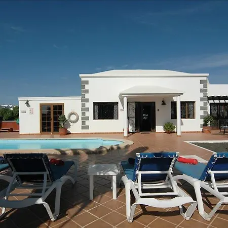 Playa Del Blanca - A Delightful 4 Bedroom - Hot Tub - Walking Distance To The Beach Βίλα Πλάγια Μπλάνκα
